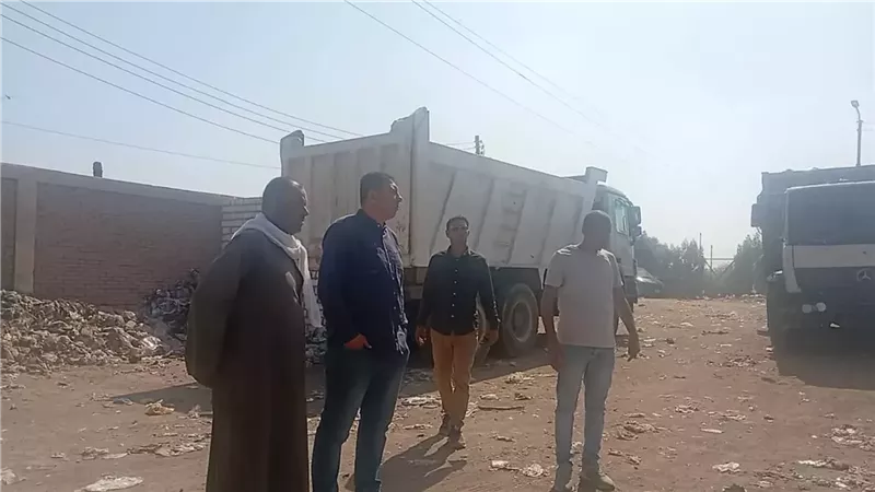 رئيس مركز المنيا يتابع 150 طن مخلفات في طريقها للتدوير