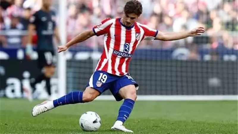 تحركات سرية بين أتليتكو مدريد وبرشلونة لإتمام صفقة ألفاريز
