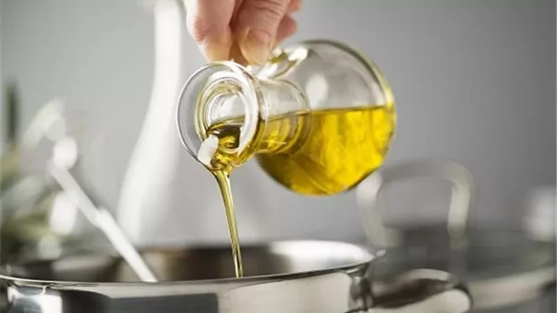 زيوت مفيدة وأخرى يُفضّل الحد منها.. كيف تختارين زيت الطهي؟