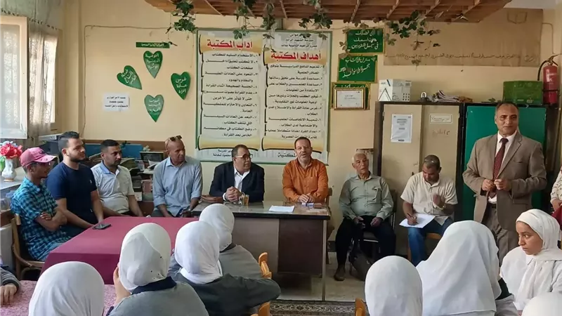 ندوة أدبية لنادي أدب ديرمواس بمدرسة الشهيد عمرو الثانوية بنات