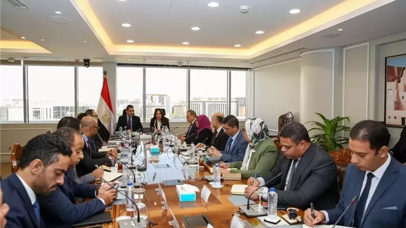 وزيرة الإسكان تبحث مع وزير الشباب تعزيز التعاون في ملفات مراكز الشباب والمدن الجديدة