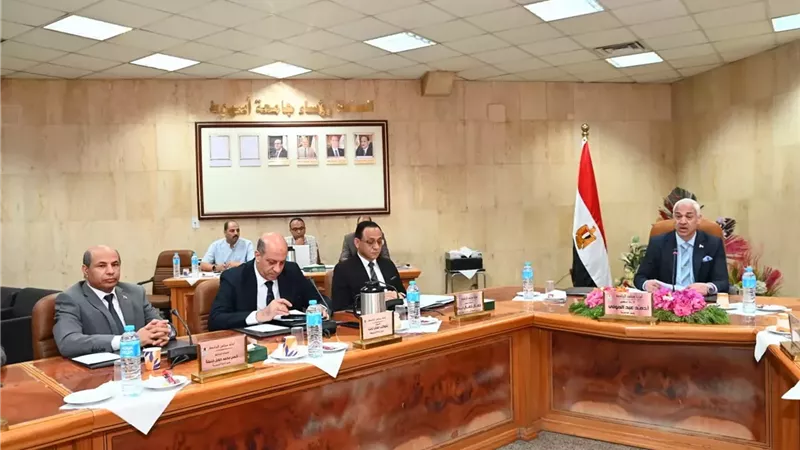 مجلس جامعة أسيوط يُقر حزمة من القرارات ويحدد أولويات العمل للعام