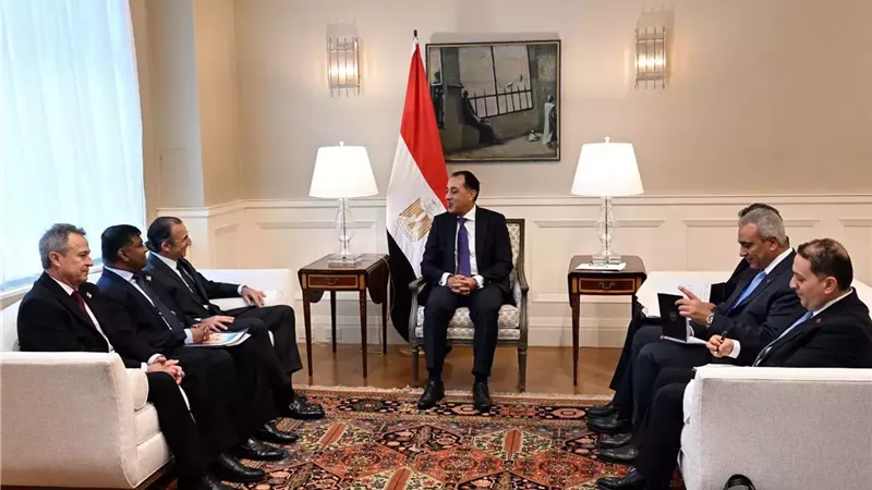 رئيس الوزراء يلتقي وفد شركة 