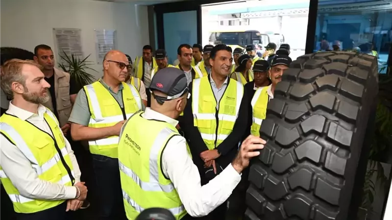 وزير الصناعة يتفقد مصنعين لإنتاج الكربون الأسود والإطارات بالعامرية