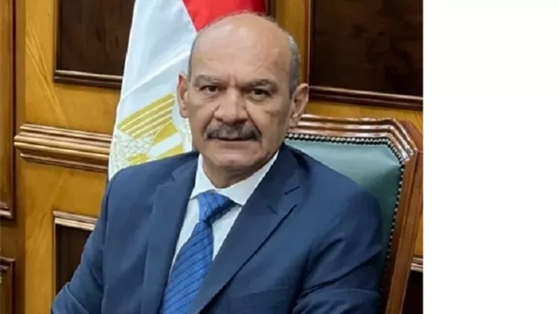محافظ السويس يعلن طرح 30 سلعة مخفضة بمنافذ 
