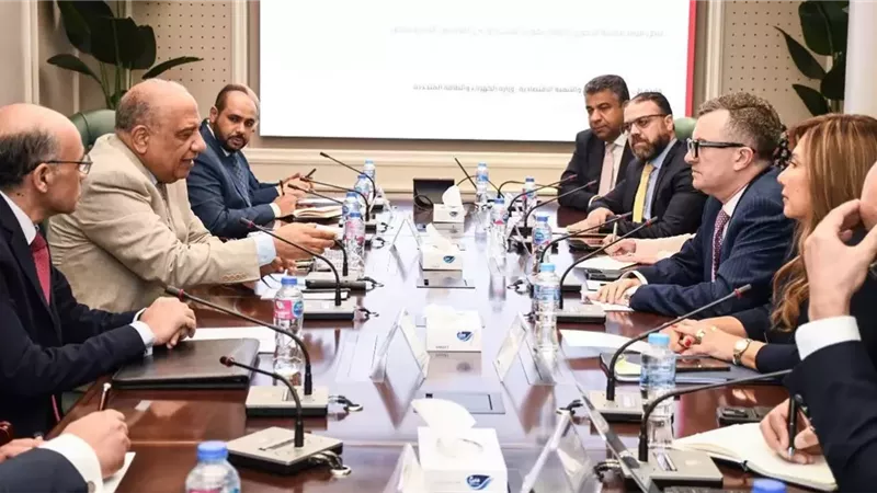 الكهرباء والتخطيط تبحثان استغلال محطات التوليد في تحلية مياه البحر