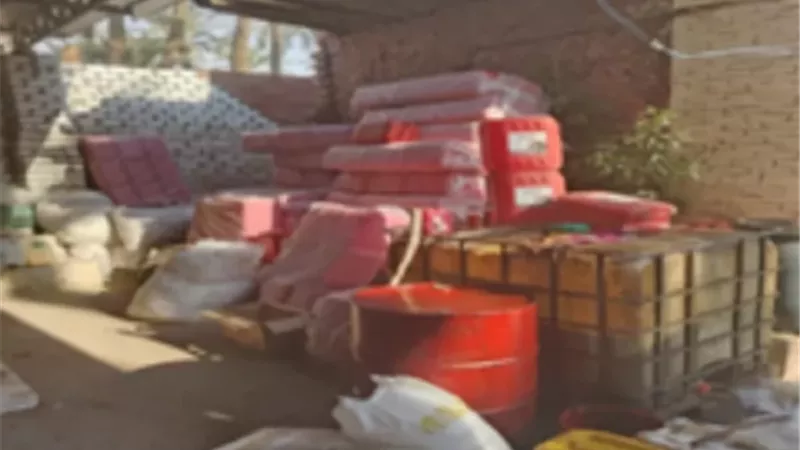 ضبط مصنع غير مرخص لتعبئة زيوت السيارات المغشوشة بالبدرشين