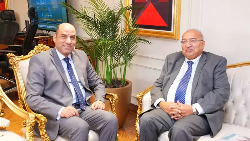 وزير العمل يبحث مع 