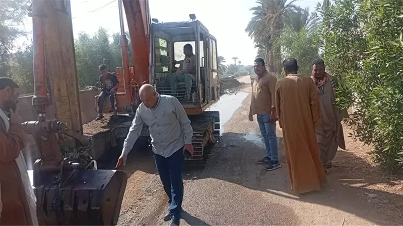 أسيوط: رفع 60 طنًا من مخلفات تطهير ترعة الشامية بساحل سليم