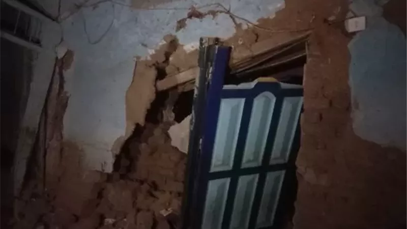 إنهيار جدار منزل على أسرة بمدينة البياضية