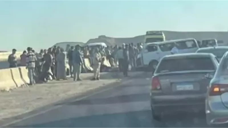 مصرع 4 عمال وإصابة آخرين إثر حادث ميكروباص بالطريق الأوسطي