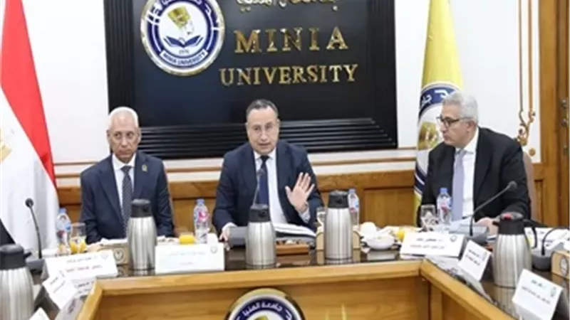 وزير التعليم العالي يوجه بالإلتزام بالانضباط وانتظام الدراسة بالجامعات