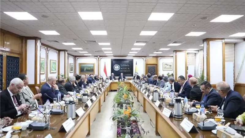 زير التعليم العالي والقائم بعمل وزير الثقافة يترأس اجتماع المجلس الأعلى للجامعات بالمنيا