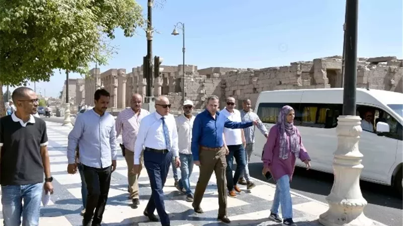 محافظ الأقصر يتفقد الرصف ورفع كفاءة الطرق فى الشوارع