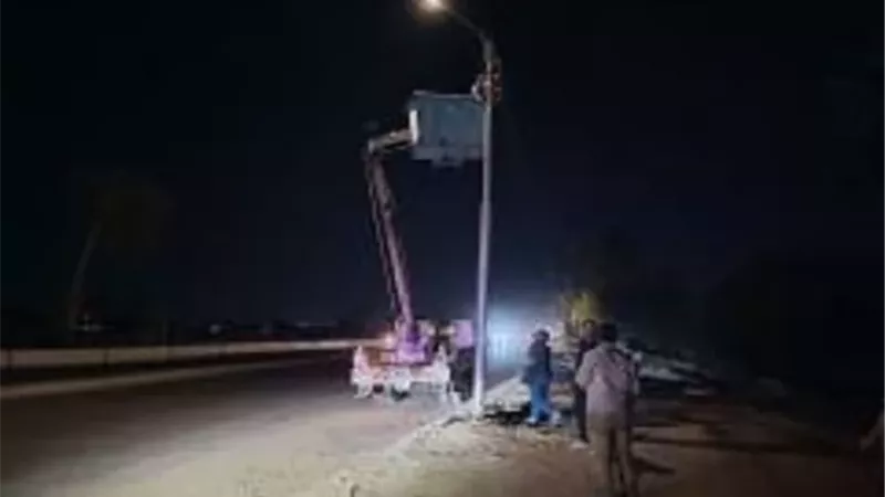 صيانة وتركيب كشافات الإنارة بالطريق الزراعي أسيوط