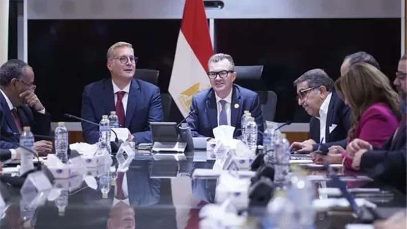 وزيرا التخطيط والبترول يناقشان تطورات أداء قطاع البترول وتطوير الخدمات للمواطنين
