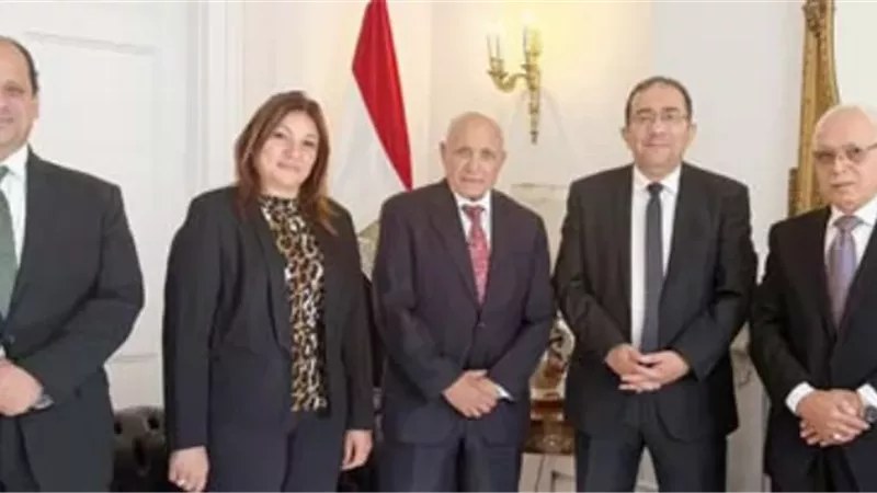القنصل العام المصري بلندن يلتقي مجلس إدارة بيت العائلة المصرية