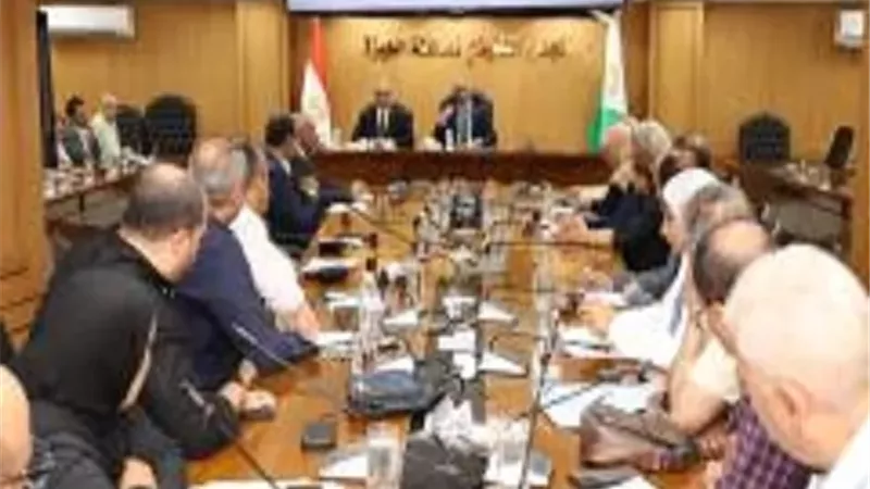 محافظ الجيزة يستعرض موقف مشروعات الخطة الاستثمارية للعام المالي