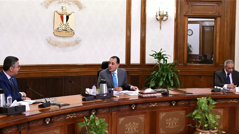 رئيس الوزراء يتابع مع وزير التموين عددا من الملفات ويطمئن على انتظام منظومتي الخبز والسلع