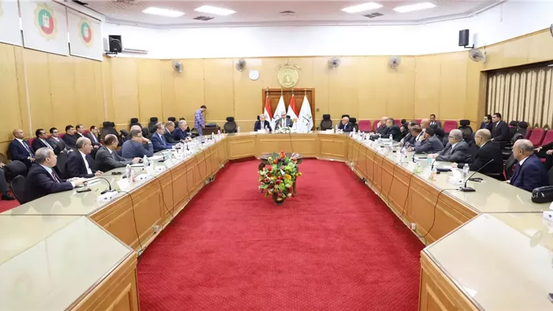رئيس مجلس الدولة يلتقي رؤساء إدارات الفتوى ومفوضي المحافظات استعدادًا للعام القضائي الجديد
