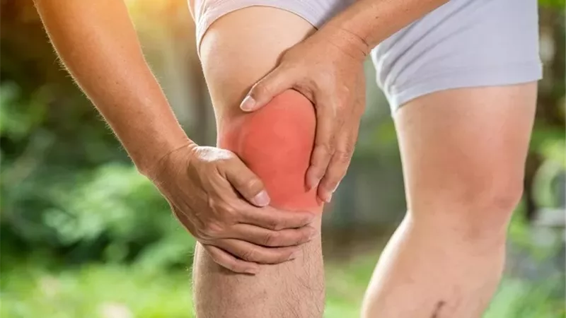 طقطقة الركبة .. صوت عابر أم علامة تستدعي القلق؟