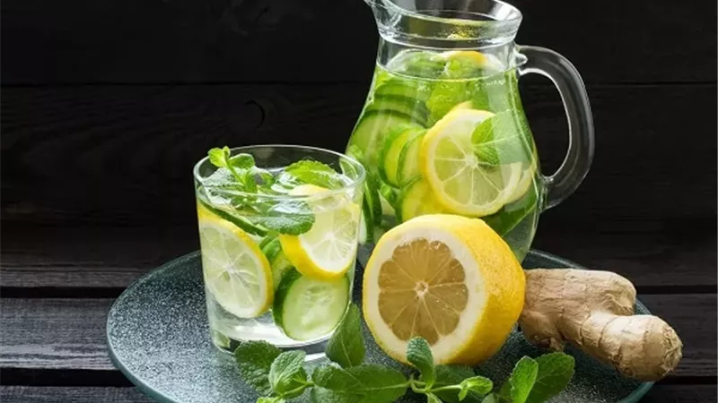 ماء الديتوكس.. نكهات طبيعية تساعدك على شرب الماء وتقليل السعرات