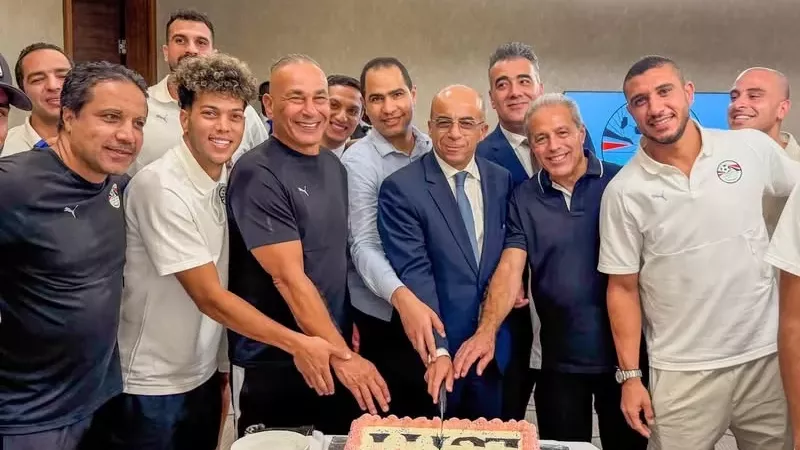 سفير مصر يُهنئ المنتخب الوطني بالفوز على جنوب السودان .. صور