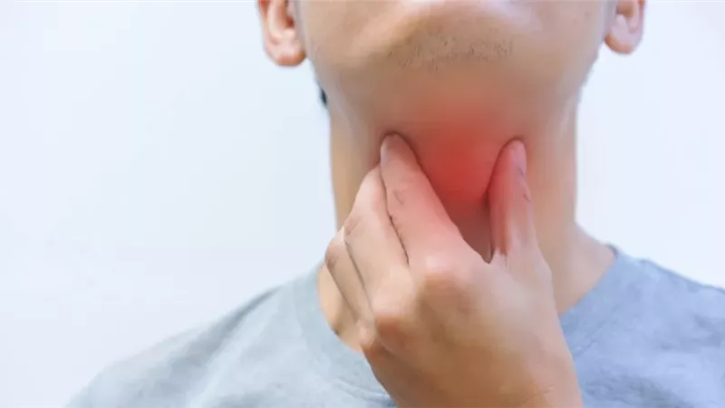 قبل أن تحتسي مشروبك الساخن.. طبيب يكشف الأفضل لالتهاب الحلق