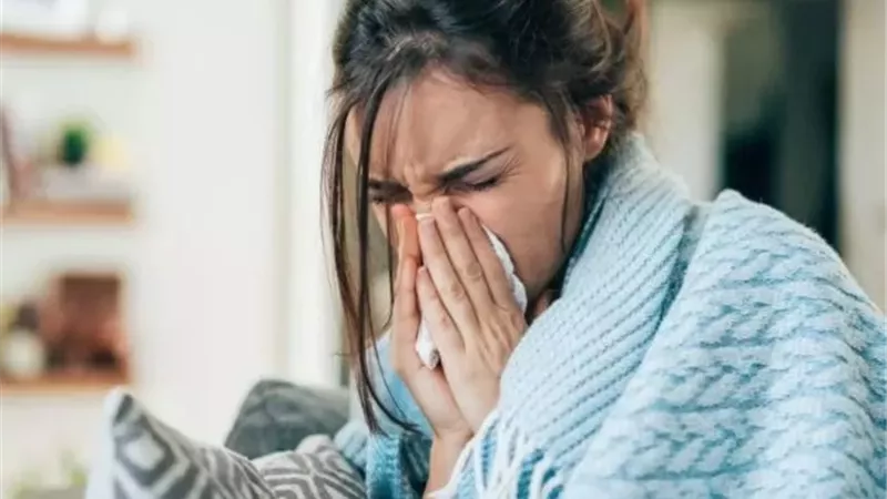 متى يستطيع مريض الإنفلونزا العودة إلى العمل بأمان؟ .. طبيب يجيب