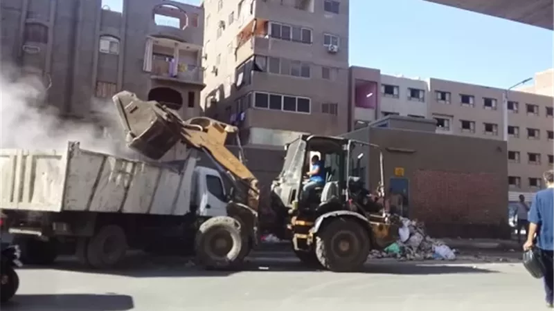 حملات مكثفة لرفع كفاءة النظافة بشوارع إمبابة والمنيرة الغربية