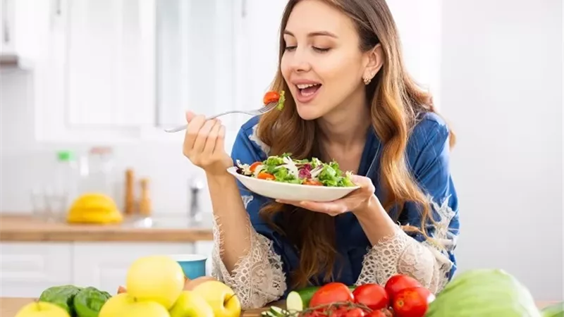 أطعمة السعادة .. 10 خيارات يومية لتحسين المزاج وتقليل التوتر