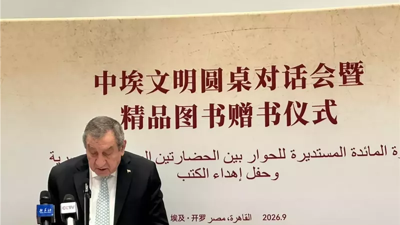 عصام شرف: الكتاب يتجاوز الحدود ويصنع جسورًا للتفاهم بين الشعوب
