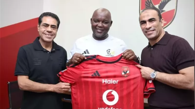 قنديل وعبد الحفيظ يهديان موسيماني درع وعلم النادي الأهلي