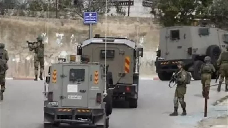 قوات الاحتلال الإسرائيلي تقتحم حوسان وتداهم المنازل غرب بيت لحم