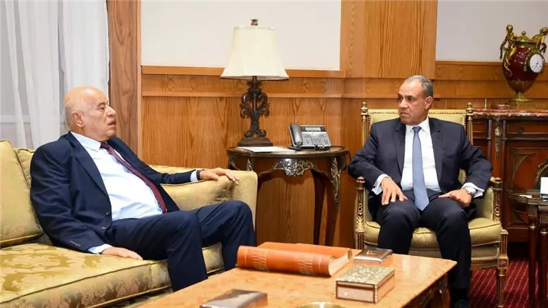وزير الخارجية يبحث مع أمين سر اللجنة المركزية لحركة فتح تطورات الأوضاع بقطاع غزة والضفة الغربية