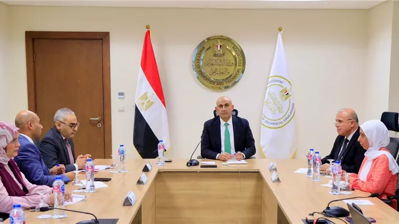 عبداللطيف يعقد اجتماعًا مع قيادات التعليم على مستوى الجمهورية