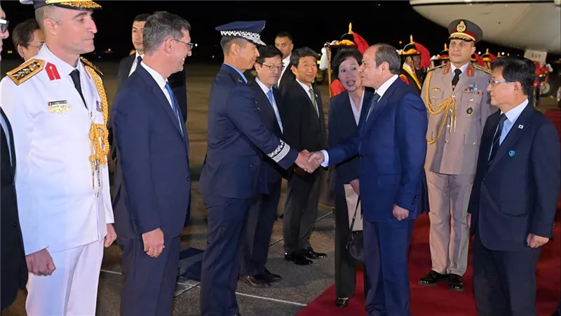 الرئيس السيسي يصل قاعدة سول الجوية في مستهل زيارته لكوريا 