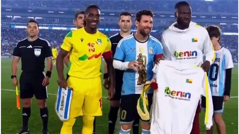 في لفتة مميزة.. منتخب بنين يهدي «ميسي» تذكارًا تاريخيًا في ليلة الوداع