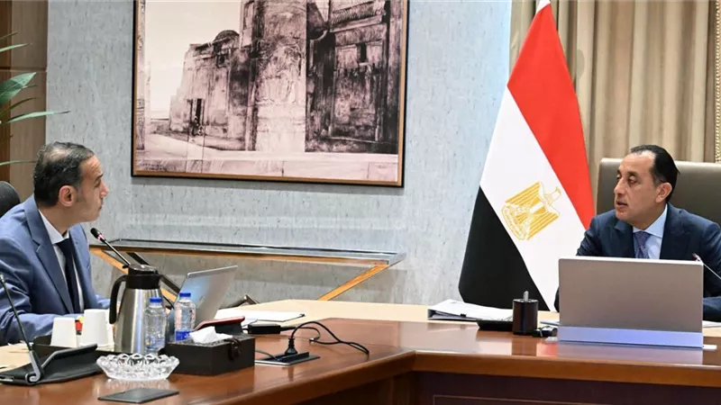 رئيس الوزراء يبحث مع رئيس الرقابة المالية تعزيز إسهام الأنشطة غير المصرفية في الاقتصاد الوطني
