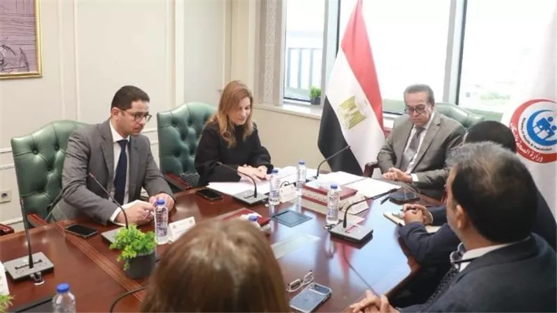 وزير الصحة يبحث مع 