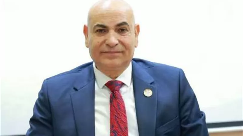 عبدالباري يشهد جلسة المائدة المستديرة بمركز التطوير المهني