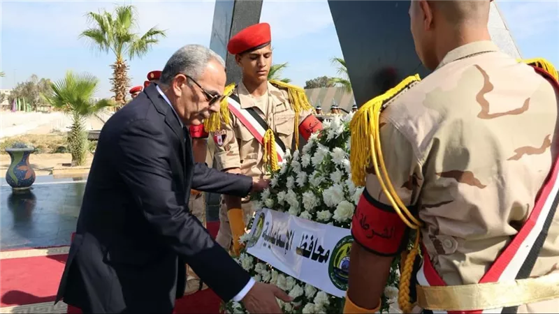 محافظ الإسماعيلية يضع إكليلًا من الزهور على النصب التذكاريِّ لشهداء الجيش الثاني الميداني