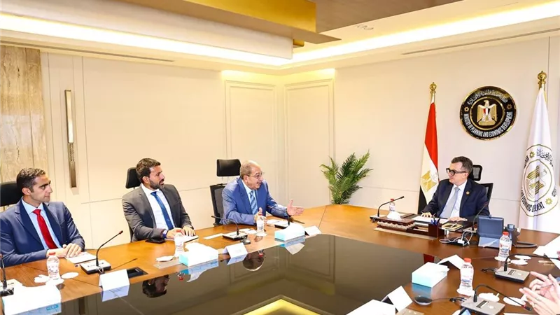 وزير التخطيط مع وفد