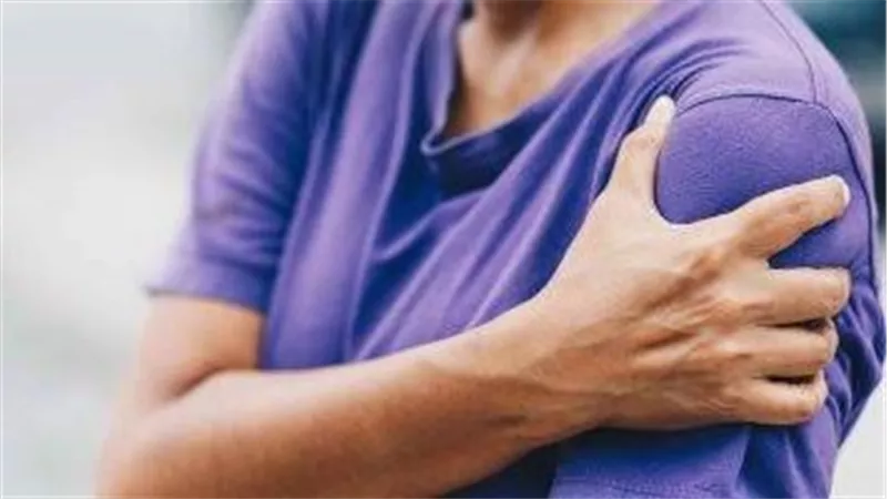 ألم الكتف قد يكشف أمراضاً خطيرة .. 4 حالات صحية لا تتوقعها