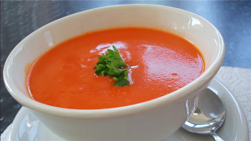 طريقة عمل شوربة الطماطم.. وجبة دافئة غنية بالعناصر الغذائية وفوائدها الصحية