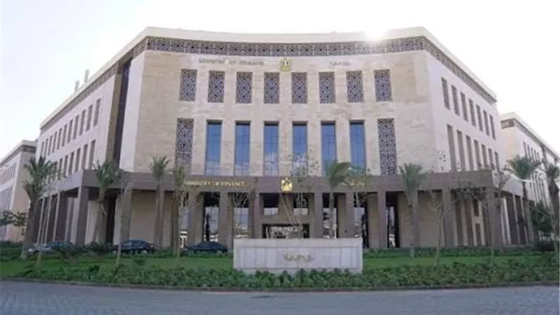 الاقتصاد المصري يثبت قدرته على التكيف بعد تثبيت تصنيف «فيتش»