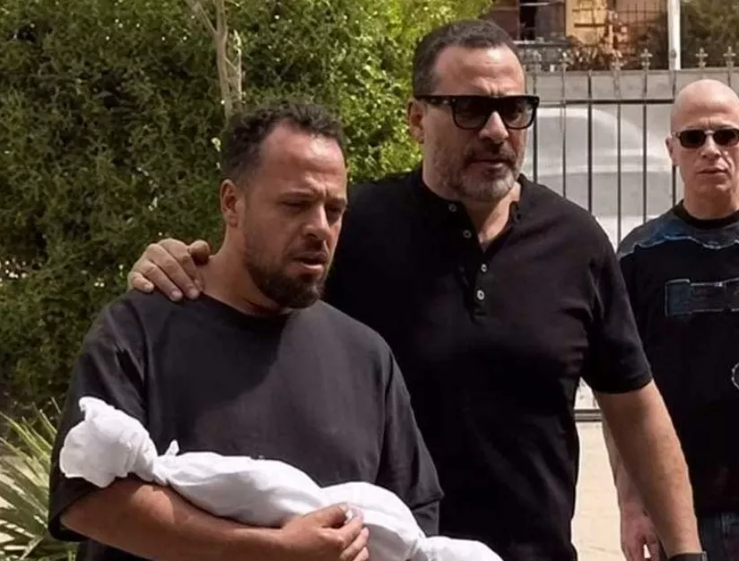 ماجد المصري ونجله فى الجنازة