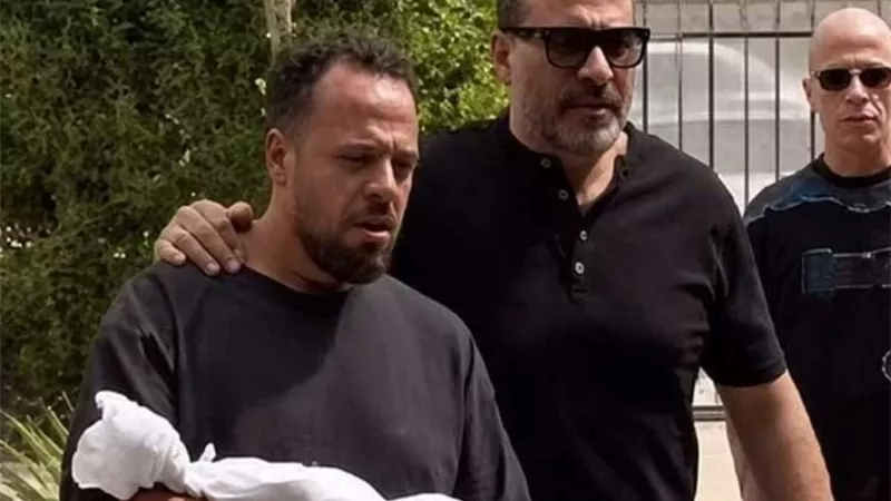بكاء وانهيار.. أحمد ماجد المصري يحمل جثمان نجله فى الجنازة