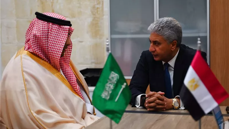 وزير الآثار يبحث تنشيط سياحة اليخوت والرحلات البحرية