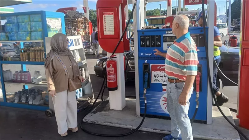 محافظ الإسماعيلية: توافر المواد البترولية وأسطوانات البوتاجاز وانتظام التوزيع.. ومخالفات للمحطات غير الملتزمة